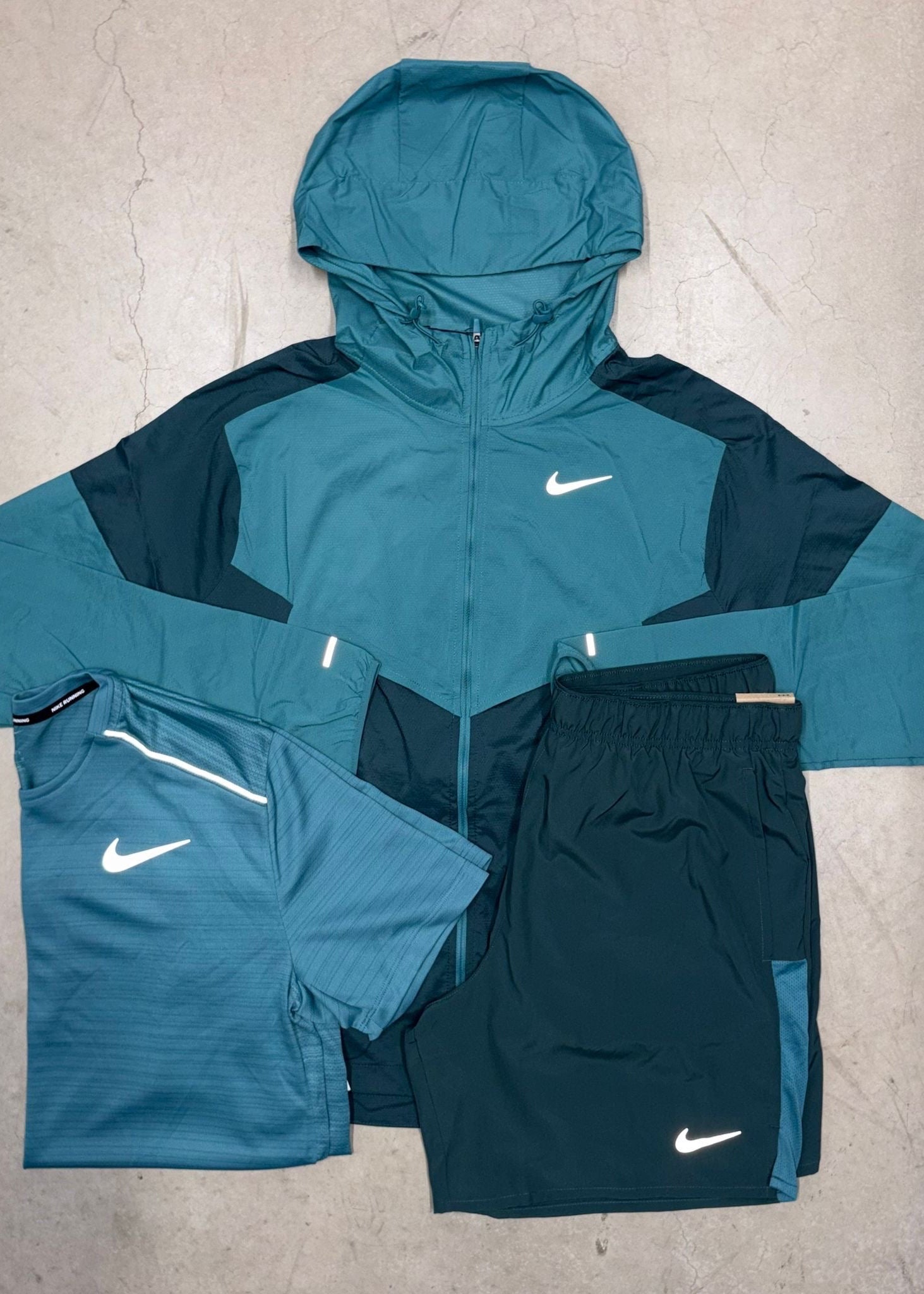 Nike 3 Piece Set - Windbreaker / T-shirt / Shorts - Teal